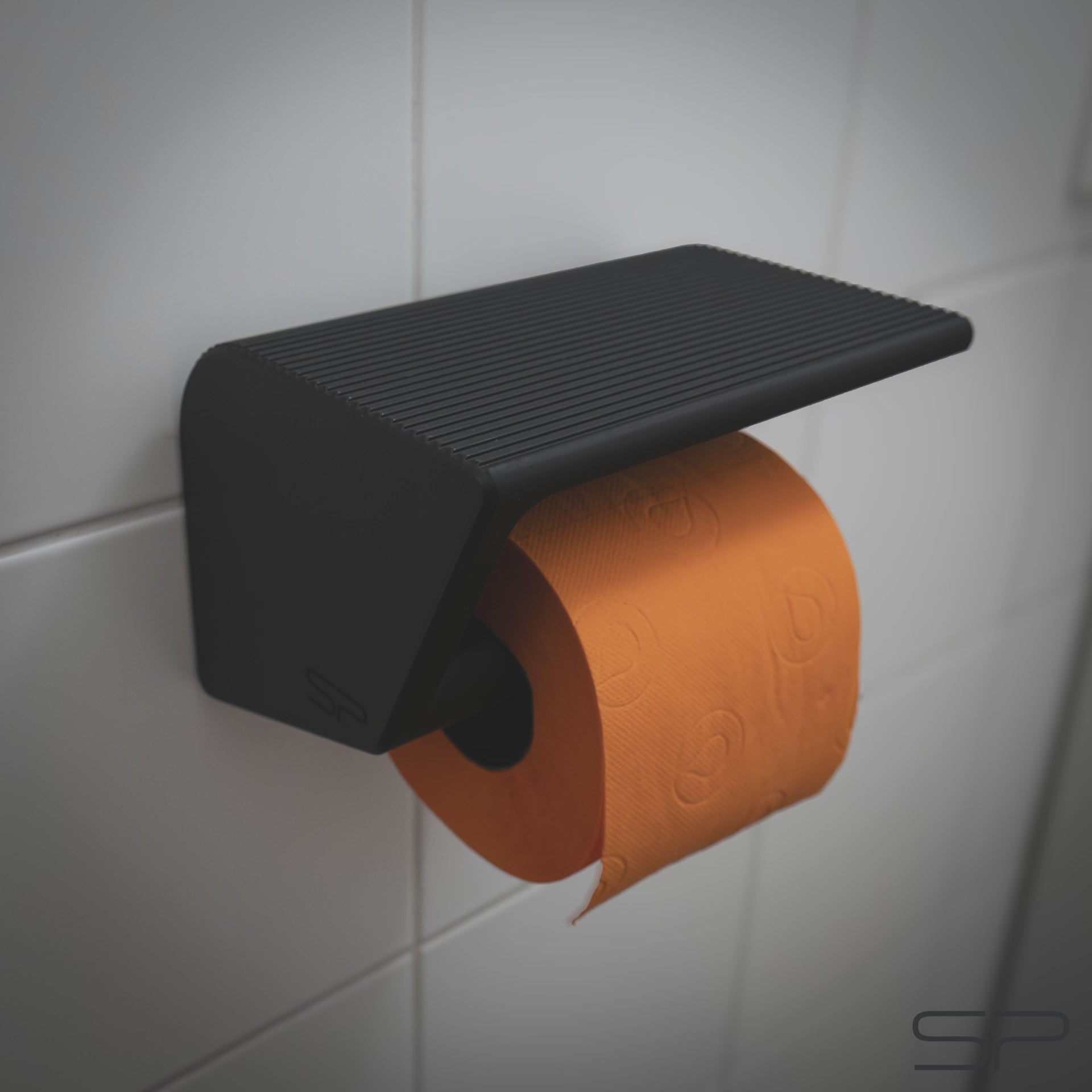 3D-gedruckter Toilettenpapierhalter mit Handy- und Tablet-Ständer sowie Ablage | variabler Betrachtungswinkel | ohne Bohren